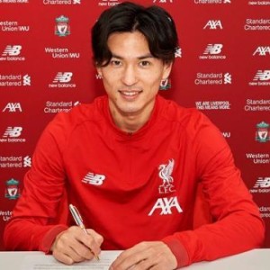 b体育下载-【说点球事】日本球员的女友身材都这么惹火？！